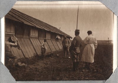 První světová válka 1914-1918: hledání hlav na okrajích, tábor Couville v Lamanšském průlivu, Dolní Normandie (Dolní Normandie), Francie. Anonymní fotografie květen 1917. Soukromá sbírka, Stella. od Anonymous Anonymous