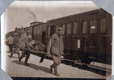 První světová válka 1914-1918: zranění vojáků a nosítka na stanici v La Manche, Dolní Normandie (Dolní Normandie), Francie. Anonymní fotografie květen 1917. Soukromá sbírka, Stella. od Anonymous Anonymous