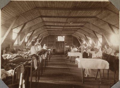 První světová válka 1914-1918: zranění vojáci a zdravotní sestry francouzského červeného kříže (červený kříž), tábor Couville v Lamanšském průlivu, Dolní Normandie (Dolní Normandie), Francie. Anonymní fotografie červenec 1917. Soukromá sbírka, Stella. od Anonymous Anonymous