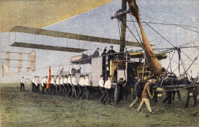 Z Compiegne do Londýna vzducholodí: Angličtí vojáci táhnou vzducholoď Bayard-Clement v jejím hangáru v Wormwood Scrubbs. Rytina. Jeden z novin „“Le petit parisien““ 30.10.1910. Soukromá sbírka. od Anonymous Anonymous