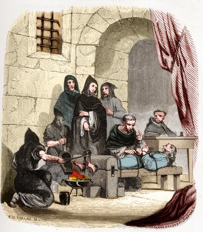 Inkvizice ve Španělsku v 15. století: Marie Burgundská (1457-1482), obviněná z židovské příslušnosti, je mučena (svatým) Petrem (Pedrem) z Arbues (1441/1442-1485), španělským inkvizitorem: pálí si nohy . Ilustrace v „“ Záhady inkvizice a od Anonymous Anonymous