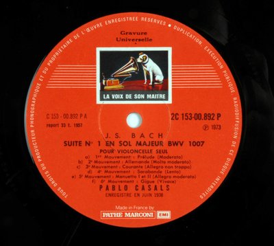 Label rekordu 33 turn (vinylová deska) značky „EMI the voice of his master““ od Pabla Casalsa interpretujícího 6 suit pro violoncello od Jeana Sebastiena Bacha (Johann Sebastian Bach od Anonymous Anonymous