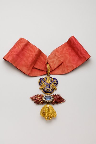 Řád zlatého rouna: Španělské zlaté rouno - Insignie patřící Jeanu Charlesovi de Saldanha Oliveira e Daun (1790-1876) - polovina 19. století - Zlato, diamanty, safír a emaly - V 10,6 cm; š 7,6 cm; váha: 96 g - Soukromá sbírka od Anonymous Anonymous