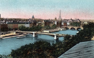 Paříž: panorama Seiny s Eiffelovou věží v pozadí. Fotografie z roku 1920 v „Uměleckém albu“ města Paříže. Soukromá sbírka. od Anonymous Anonymous