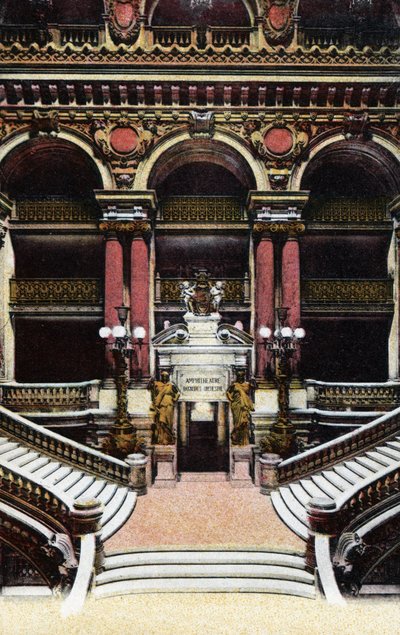 Paříž: pohled na velké schodiště Opery Garnier. Fotografie z roku 1920 v „Uměleckém albu“ města Paříže. Soukromá sbírka. od Anonymous Anonymous