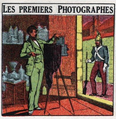 Fotografie: První fotografové v 19. století. Fotograf zobrazující vojáka ve svém ateliéru. Anonymní ilustrace z roku 1925. Soukromá sbírka. od Anonymous Anonymous