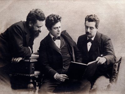 Portrét (od l. Do r.) Alberto Franchetti (1860-1942), Pietro Mascagni (1863-1945) a Giacomo Puccini (1858-1924) italských skladatelů Fotografie. 1900 cca. Soukromá sbírka od Anonymous Anonymous