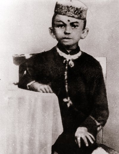 Portrét politického vůdce Mohandase Karamchand Gandhi (1869-1948) dítě - Fotografie kolem roku 1875 od Anonymous Anonymous