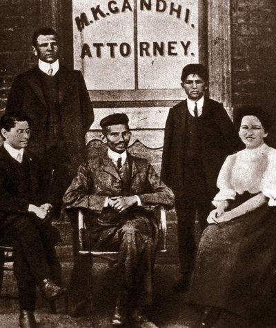 Portrét politického vůdce Mohandase Karamchanda Gandhiho (1869-1948), právníka v Durbanu v Jižní Africe. Fotografie 1893 od Anonymous Anonymous