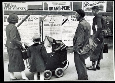 Druhá světová válka (1939-1945): Kolemjdoucí četli mobilizační plakáty v září 1939 od Anonymous Anonymous