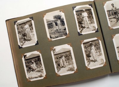 Zátiší fotoalba (fotografického) kolem roku 1925. od Anonymous Anonymous