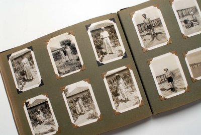 Zátiší fotoalba (fotografického) kolem roku 1925. od Anonymous Anonymous
