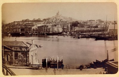 Město Marseille a jeho okolí kolem 1885-1890: Starý přístav a Notre Dame de la Garde, soukromá sbírka od Anonymous Anonymous