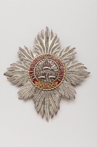 Spojené království – Řád lázní: Rytířská plaketa patřící Jiřímu IV. (1762–1830), regentovi, tehdejšímu králi Anglie (1820–1830) – vyrobil Rundell, Bridge & Rundell, Londýn – 1813 – zlato, stříbro, diamanty a emaily - V 11,9 cm; š 10,6 cm; hmotnost: od Anonymous Anonymous