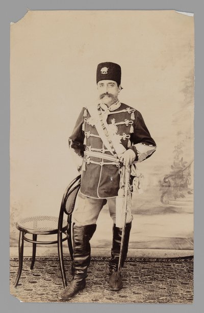 Celovečerní portrét Mozaffar al-Din Shah, konec 19.-začátek 20. století (stříbrný želatinový tisk) od Antoin Sevruguin