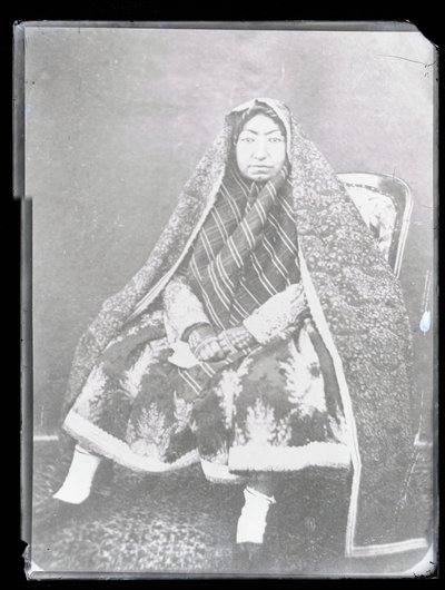 Studiový portrét: matka Nasira Al-Din Shaha, Mahd-i Awliya (černobílá fotografie) od Antoin Sevruguin