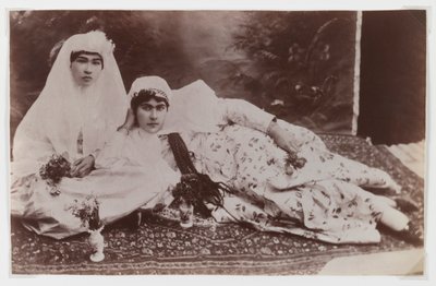 Ženy pózují s kyticemi (foto stříbrné album) od Antoin Sevruguin