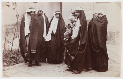 Skupina zahalených žen s dítětem (stříbrná albuminová fotografie) od Antoin Sevruguin