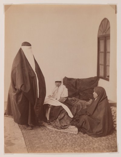 Dvě zahalené ženy a dítě (stříbrná albuminová fotografie) od Antoin Sevruguin