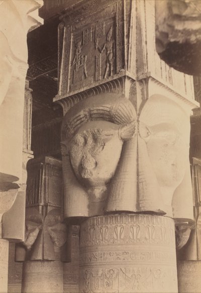 Dendera, interiér chrámu, Hathor Capitals od Antonio Beato