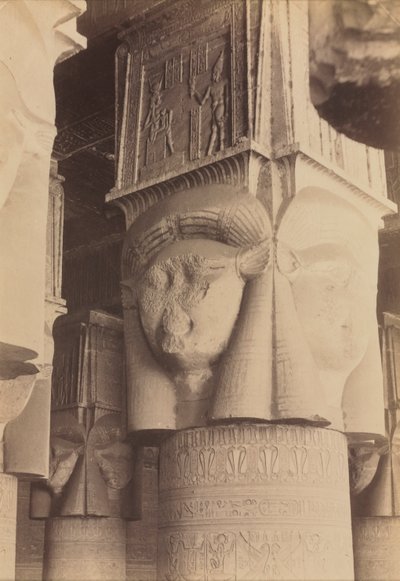 Dendera, interiér chrámu, Hathor Capitals, c. 70. léta 18. století - 1880. od Antonio Beato