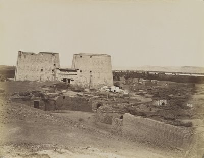 Edfu, pohled na pylon a vesnici od Antonio Beato