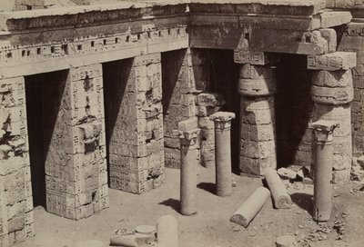 Medinet Habu: Koptský kostel v centru chrámu Ramses III od Antonio Beato