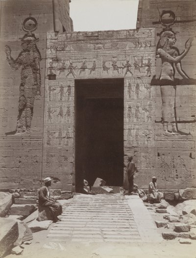 Philae, detailní pohled z jihu na vstup do druhého pylonu v chrámu Isis od Antonio Beato