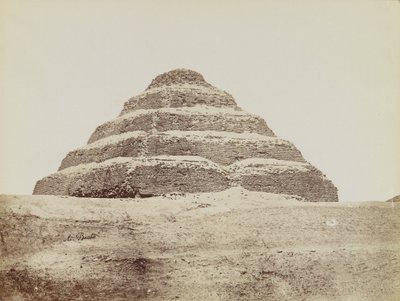 Pyramida v Sakkáře, pohled z jihovýchodu od stupňovité pyramidy od Antonio Beato