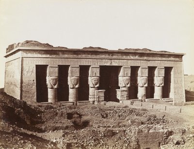 Chrám Dendera, pohled ze severovýchodu na fasádu chrámu od Antonio Beato