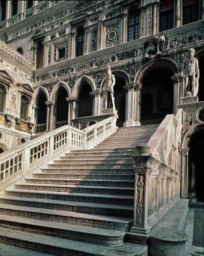 Pohled na Scala dei Giganti (schodiště Geantů) vedoucí ke vchodu do vévodského paláce (palazzo ducale) od Antonia Rizzo (1430-1499) 1483-1491 Benátky od Antonio Rizzo