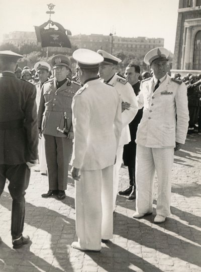 Album "MVSN- Blackshirts": Carlo Delcroix konec války a zlatá medaile v bílé uniformě od "desátníka cti" MVSN (černobílá fotografie) od Antonio Savio
