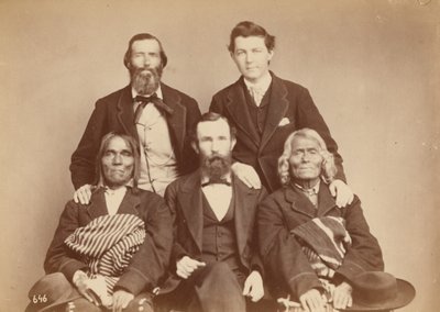 Alexander Gardner, William Henry Jackson a Antonio Zeno Shindler s delegáty Puebla Alejandrem Padillou, guvernérem Islety, a Ambrosiem Abeitou, bývalým guvernérem Islety,1868 (foto) od Antonion Zeno Shindler