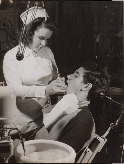 [Dentální hygienistka kontroluje ústa pacienta] od Arnold Eagle