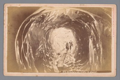 Lidé v jeskyni na ledovci Grindelwald ve Švýcarsku Grindelwald. Grotte du glacier (název na objektu) od Arthur Gabler