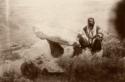Dolmen a muž, západně od Hesbanu (Heshban), 1881 od Arthur M. Mantell
