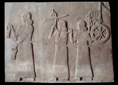 Umění Mezopotámie (Asýrie): dvůr paláce asyrského krále Sargona II. (721 - 705 př. n. l.) sloužících nesoucích situly a královský vůz. Paříž, Musee du Louvre od Assyrian