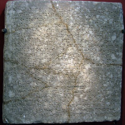 Alabastrová deska s vyrytým klínovým písmem z pevnosti Sargon II (nebo Sharroukin, král Asýrie v letech 722 až 705 př. n. l.) v Dur Sharrukin (nyní Khorsabad, Irák). Asyrské umění, starověk, 8. století př. Kr. Státní Ermitáž, Svatý Petr od Assyrian