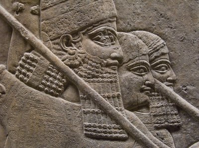 Král Ashurnasirpal II během královského lovu na lva, 7. století. před naším letopočtem od Assyrian