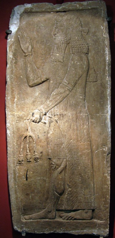 Kněz drží větev z granátového jablka. Detail vápencového basreliéfu z pevnosti Sargon II (nebo Sharroukin, král Asýrie v letech 722 až 705 př.nl) v Dur Sharrukin (nyní Khorsabad, Irák). Asyrské umění, starověk, 8. století př. Kr od Assyrian
