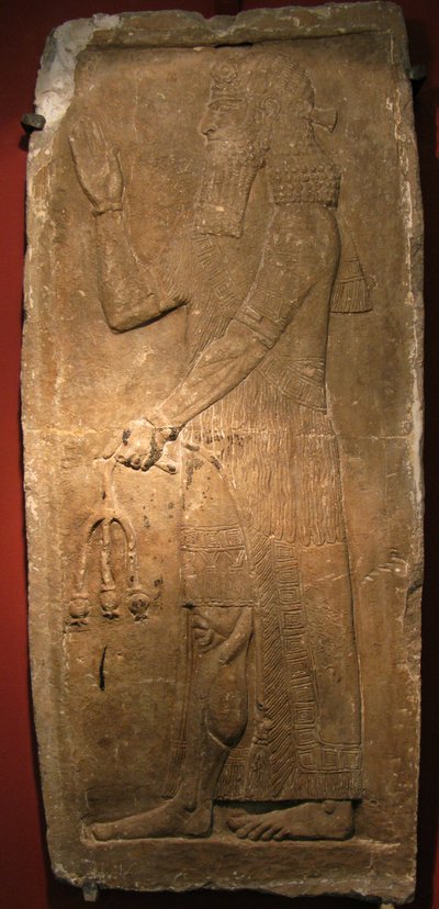 Kněz s větví stromu granátového jablka. Detail reliéfu z paláce asyrského krále Sargona II., 722-705 př.n.l. od Assyrian