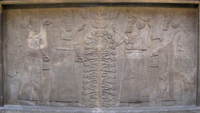 Reliéf se dvěma postavami Ashurnasirpala, okřídlených mytologických bytostí a boha Ashur, před Stromem života, 885-860 př.n.l. od Assyrian