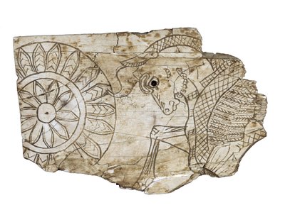 Fragment plakety zobrazující okřídleného býka z iráckého Nimrudu, 8. století před naším letopočtem od Assyrian School