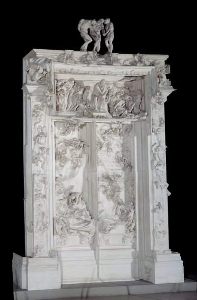 Dveře do pekel. Vysoký reliéf v sádře překonává skupinu stínů od Auguste Rodin