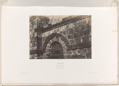 Detail okna kostela Božího hrobu, Jeruzalém Jeruzalém. Saint Sepulcre. Detaily fasády (nadpis na objektu) od Auguste Salzmann