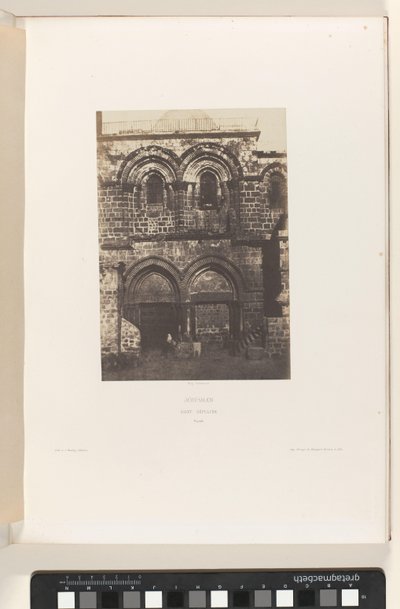 Fasáda kostela Božího hrobu, Jeruzalém Jeruzalém. Saint Sepulcre. Fasáda (název na objektu) od Auguste Salzmann