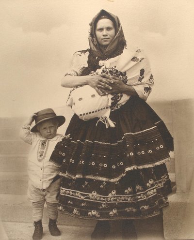 Slovenka a děti, kolem 1910 od Augustus F. Sherman