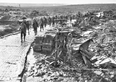Australští vojáci projíždějící podél trati vedoucí do Idiot Corner, ve Westhoek Ridge, v sektoru Ypres, 28. října 1917 od Australian Photographer