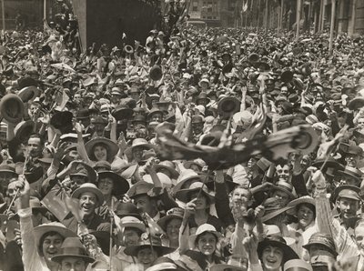Dav na Martin Place, Sydney, oslavující zprávu o podepsání příměří, 11. listopadu 1918 od Australian Photographer