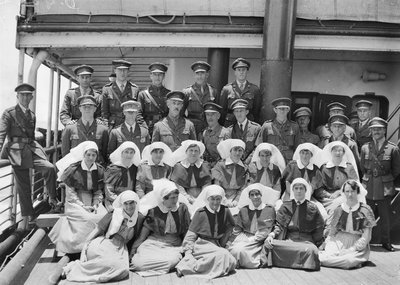 Skupinový portrét vyšších lékařů a personálu na palubě HMAT Wahehe, během zpáteční cesty do Austrálie, září 1919-říjen 1919 od Australian Photographer